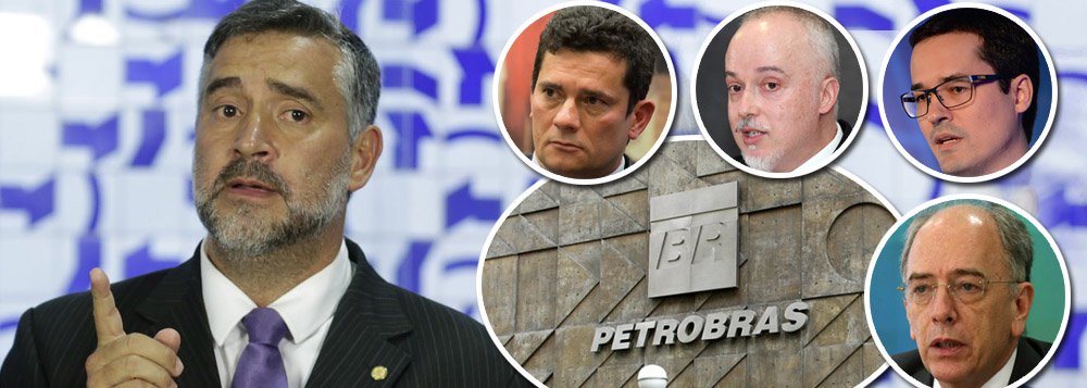 Líder do PT, o deputado Paulo Pimenta afirma que o trio Sergio Moro, Carlos Fernando Lima e Deltan Dallagnol conseguiu o que parecia impossível: fazer com que o pré-sal fosse entregue de bandeja às petroleiras internacionais e ainda que os investidores dos Estados Unidos fossem indenizados em R$ 10 bilhões; "Incrível como conseguiram fazer o maior assalto da história da humanidade. Todo suposto dinheiro recuperado pela Lava Jato foi entregue para os americanos. O Brasil não ganhou nada. Isso fecha a Conexão. O assalto foi comandado de lá dos EUA", diz Pimenta; "Agora os salvadores da pátria vão viver nos Estados Unidos e dar aulas de combate à corrupção", diz ele; Pimenta lembra ainda que Pedro Parente não tem autonomia para dar o presentaço aos investidores (Foto: Aquiles Lins) Líder do PT, o deputado Paulo Pimenta afirma que o trio Sergio Moro, Carlos Fernando Lima e Deltan Dallagnol conseguiu o que parecia impossível: fazer com que o pré-sal fosse entregue de bandeja às petroleiras internacionais e ainda que os investidores dos Estados Unidos fossem indenizados em R$ 10 bilhões; "Incrível como conseguiram fazer o maior assalto da história da humanidade. Todo suposto dinheiro recuperado pela Lava Jato foi entregue para os americanos. O Brasil não ganhou nada. Isso fecha a Conexão. O assalto foi comandado de lá dos EUA", diz Pimenta; "Agora os salvadores da pátria vão viver nos Estados Unidos e dar aulas de combate à corrupção", diz ele; Pimenta lembra ainda que Pedro Parente não tem autonomia para dar o presentaço aos investidores