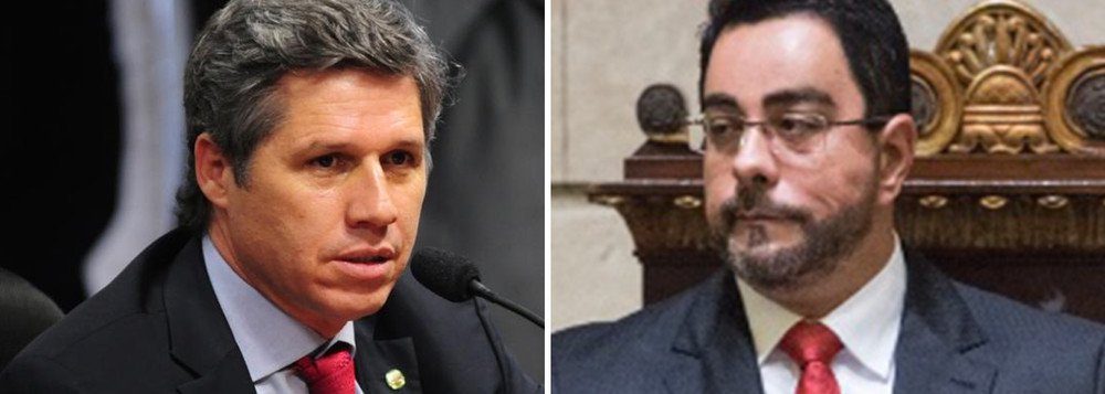 O deputado federal Paulo Teixeira (PT-SP) entrou com uma reclamação disciplinar contra o juiz Marcelo Bretas, da Lava Jato do Rio, pelo fato de o magistrado receber auxílio-moradia dobrado, uma vez que sua esposa também é juíza e recebe o auxílio, o que é vedado pelo CNJ; o casal também vive em um imóvel próprio na capital e possui outro imóvel próprio alugado; para Teixeira, Bretas "se comportou de maneira deplorável, expondo a magistratura diante da sociedade" (Foto: Gisele Federicce) O deputado federal Paulo Teixeira (PT-SP) entrou com uma reclamação disciplinar contra o juiz Marcelo Bretas, da Lava Jato do Rio, pelo fato de o magistrado receber auxílio-moradia dobrado, uma vez que sua esposa também é juíza e recebe o auxílio, o que é vedado pelo CNJ; o casal também vive em um imóvel próprio na capital e possui outro imóvel próprio alugado; para Teixeira, Bretas "se comportou de maneira deplorável, expondo a magistratura diante da sociedade"