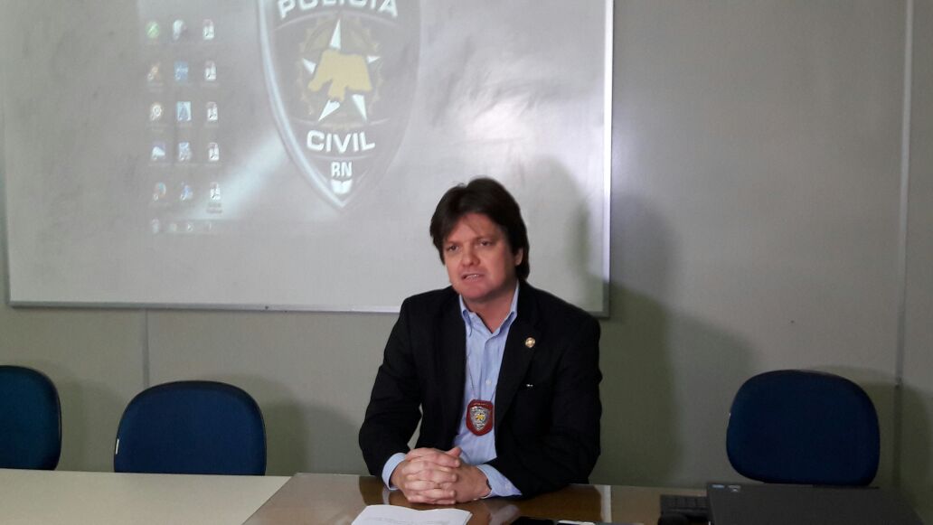 O delegado-geral de Polícia Civil do Rio Grande do Norte, José Francisco Correia Júnior, anunciou que deixará o cargo em meio ao caos no Estado; o motivo: argumenta que atingiu o tempo de contribuição previdenciário e exerce atividade de risco; ele se aposentará com 47 anos e R$ 38.416,74 (Foto: Gisele Federicce) O delegado-geral de Polícia Civil do Rio Grande do Norte, José Francisco Correia Júnior, anunciou que deixará o cargo em meio ao caos no Estado; o motivo: argumenta que atingiu o tempo de contribuição previdenciário e exerce atividade de risco; ele se aposentará com 47 anos e R$ 38.416,74