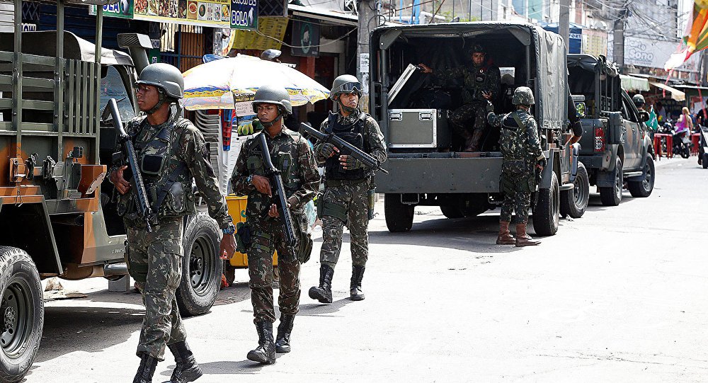 Na manhã desa terça-feira um militar do Exército brasileiro foi morto durante assalto na zona oeste do Rio de Janeiro; o crime ocorreu na Estrada Rio-São Paulo, próximo a Campo Grande; as informações divulgadas pelo batalhão local dão conta de que o militar passou por um arrastão enquanto dirigia na via; ele teria sido baleado ao tentar reagir ao assalto; a polícia segue no local para aguardar a perícia (Foto: Romulo Faro) Na manhã desa terça-feira um militar do Exército brasileiro foi morto durante assalto na zona oeste do Rio de Janeiro; o crime ocorreu na Estrada Rio-São Paulo, próximo a Campo Grande; as informações divulgadas pelo batalhão local dão conta de que o militar passou por um arrastão enquanto dirigia na via; ele teria sido baleado ao tentar reagir ao assalto; a polícia segue no local para aguardar a perícia