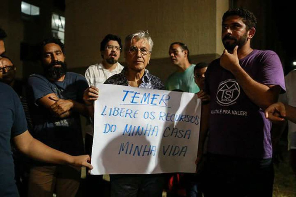O cantor e compositor Caetano Veloso encontrou na semana passada, em Fortaleza, militantes do MTST, no conjunto habitacional José Euclides Ferreira Gomes - o nome do local é o do pai dos irmãos Ciro, Cid e Ivo Gomes; Caetano foi conhecer e conversar com os moradores do conjunto, onde o MTST conquistou o direito a 200 moradias, das quais 100 já foram entregues; "O poder tem que ser minimamente racional, dialogar com todas as áreas da sociedade. É o mínimo. Não dá mais para ficar como é, embora esteja pior" (Foto: Leonardo Lucena) O cantor e compositor Caetano Veloso encontrou na semana passada, em Fortaleza, militantes do MTST, no conjunto habitacional José Euclides Ferreira Gomes - o nome do local é o do pai dos irmãos Ciro, Cid e Ivo Gomes; Caetano foi conhecer e conversar com os moradores do conjunto, onde o MTST conquistou o direito a 200 moradias, das quais 100 já foram entregues; "O poder tem que ser minimamente racional, dialogar com todas as áreas da sociedade. É o mínimo. Não dá mais para ficar como é, embora esteja pior"