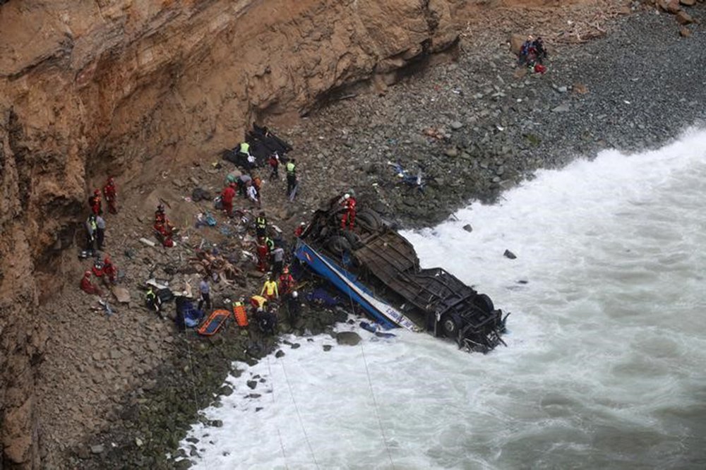 Ao menos 48 pessoas morreram na terça-feira quando um ônibus de passageiros despencou de um penhasco à beira do mar em uma perigosa estrada ao norte da capital peruana, Lima, disseram bombeiros e a polícia do país; o acidente aconteceu quando o ônibus, que se dirigia a Lima, colidiu com um caminhão e caiu de um penhasco na área de Pasamayo, na altura do quilômetro 48 da rodovia Panamericana Norte (Foto: Aquiles Lins) Ao menos 48 pessoas morreram na terça-feira quando um ônibus de passageiros despencou de um penhasco à beira do mar em uma perigosa estrada ao norte da capital peruana, Lima, disseram bombeiros e a polícia do país; o acidente aconteceu quando o ônibus, que se dirigia a Lima, colidiu com um caminhão e caiu de um penhasco na área de Pasamayo, na altura do quilômetro 48 da rodovia Panamericana Norte