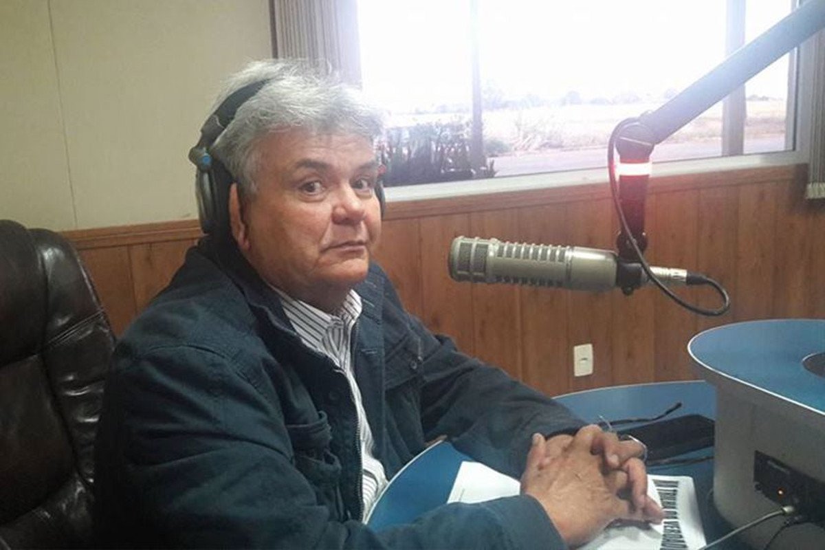 A Polícia Civil prendeu, nesta quarta-feira (21), o ex-deputado João de Deus; batizada de “Cheque-Mate”, a operação investiga crimes cometidos na gestão de João de Deus como prefeito em Água Fria de Goiás: cheques eram depositados em nome de um servidor sem que ele tivesse conhecimento; segundo o Ministério Público, os investigados forjaram contratos de prestação de serviços e emitiam cheques nos valores dos contratos, utilizando a conta do “laranja” (Foto: Charles Nisz) A Polícia Civil prendeu, nesta quarta-feira (21), o ex-deputado João de Deus; batizada de “Cheque-Mate”, a operação investiga crimes cometidos na gestão de João de Deus como prefeito em Água Fria de Goiás: cheques eram depositados em nome de um servidor sem que ele tivesse conhecimento; segundo o Ministério Público, os investigados forjaram contratos de prestação de serviços e emitiam cheques nos valores dos contratos, utilizando a conta do “laranja”
