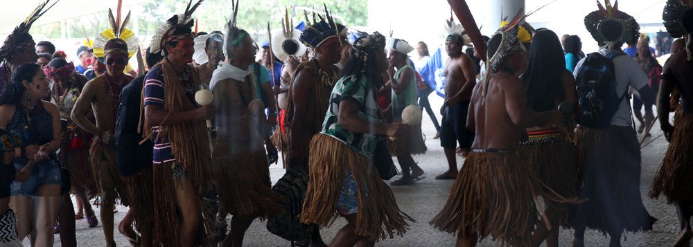 Levantamento do Ministério da Saúde mostra uma triste realidade raramente mostrada pela mídia brasileira: o suicídio entre a população indígena, principalmente na região do Rio Araguaia, entre os estados de Goiás, Tocantins, Mato Grosso e Pará; de 2012 a 2016 foram 35 casos, além de dezenas de tentativas; a antropóloga Livia Vitenti aponta alguns fatores indutores ao suicídio como o afastamento de práticas tradicionais, especialmente entre os jovens, ocasionando um quadro de depressão que, quando agravada, por levar a essas tentativas
(Foto: Leonardo Lucena)
Levantamento do Ministério da Saúde mostra uma triste realidade raramente mostrada pela mídia brasileira: o suicídio entre a população indígena, principalmente na região do Rio Araguaia, entre os estados de Goiás, Tocantins, Mato Grosso e Pará; de 2012 a 2016 foram 35 casos, além de dezenas de tentativas; a antropóloga Livia Vitenti aponta alguns fatores indutores ao suicídio como o afastamento de práticas tradicionais, especialmente entre os jovens, ocasionando um quadro de depressão que, quando agravada, por levar a essas tentativas