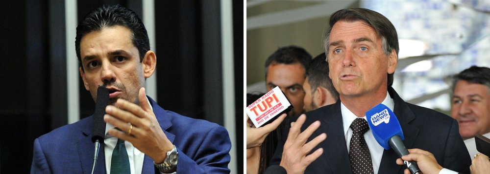 Um dos chamados "cabeças-pretas" do PSDB – que desejam que o partido saia da base de apoio do governo Michel Temer, o deputado federal Daniel Coelho (PE), disse que a potencial pré-candidatura presidencial do também deputado Jair Bolsonaro (PSC-RJ) tem "uma dose de marketing muito grande", mas que, ainda assim, não deve ser menosprezada; "Mas eu vejo uma carência muito grande na qualidade e no conteúdo dos seus argumentos, às vezes é pobre na argumentação e tem dificuldade em prolongar um debate e explicar as posições. É radical, sim, mas muitas vezes ele joga para a plateia e tem uma dose de marketing muito grande", disse (Foto: Paulo Emílio) Um dos chamados "cabeças-pretas" do PSDB – que desejam que o partido saia da base de apoio do governo Michel Temer, o deputado federal Daniel Coelho (PE), disse que a potencial pré-candidatura presidencial do também deputado Jair Bolsonaro (PSC-RJ) tem "uma dose de marketing muito grande", mas que, ainda assim, não deve ser menosprezada; "Mas eu vejo uma carência muito grande na qualidade e no conteúdo dos seus argumentos, às vezes é pobre na argumentação e tem dificuldade em prolongar um debate e explicar as posições. É radical, sim, mas muitas vezes ele joga para a plateia e tem uma dose de marketing muito grande", disse