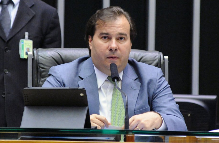A Câmara dos Deputados, presidida por Rodrigo Maia (DEM-RJ), incluiu na pauta da sessão de segunda-feira (19), a análise do decreto presidencial que determina a intervenção federal na área da segurança do Rio de Janeiro; o parlamentar pretende votar o decreto no mesmo dia; o democrata também deve escolher no fim de semana e comunicar o plenário na segunda-feira (19) quem será o relator da matéria; técnicos da Câmara recomendaram o presidente da Casa suspenda a tramitação de todas as PECs em andamento na Casa (Foto: Leonardo Lucena) A Câmara dos Deputados, presidida por Rodrigo Maia (DEM-RJ), incluiu na pauta da sessão de segunda-feira (19), a análise do decreto presidencial que determina a intervenção federal na área da segurança do Rio de Janeiro; o parlamentar pretende votar o decreto no mesmo dia; o democrata também deve escolher no fim de semana e comunicar o plenário na segunda-feira (19) quem será o relator da matéria; técnicos da Câmara recomendaram o presidente da Casa suspenda a tramitação de todas as PECs em andamento na Casa