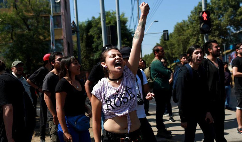 É o que informa a imprensa chilena; os manifestantes marcharam com cartazes contra os 80 padres acusados de abuso sexual contra menores de idade desde 2000 no Chile, um escândalo abaixou a popularidade da Igreja Católica e o aumentou da desconfiança do povo chileno no clero; manifestantes também protestaram contra o alto gasto que os três dias de visita do Papa ao Chile significarão, que pode alcançar os US$ 6 milhões (Foto: Leonardo Lucena) É o que informa a imprensa chilena; os manifestantes marcharam com cartazes contra os 80 padres acusados de abuso sexual contra menores de idade desde 2000 no Chile, um escândalo abaixou a popularidade da Igreja Católica e o aumentou da desconfiança do povo chileno no clero; manifestantes também protestaram contra o alto gasto que os três dias de visita do Papa ao Chile significarão, que pode alcançar os US$ 6 milhões