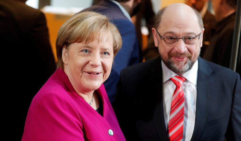 Os conservadores da chanceler alemã, Angela Merkel, e o Partido Social-Democrata (SPD) chegaram a um acordo formal de coalizão nesta quarta-feira; importantes negociadores sociais-democratas disseram em mensagem publicada nas redes sociais que chegaram ao acordo, junto com uma foto do líder do SPD, Martin Schulz, sorrindo com negociadores do partido; “Cansados, mas felizes. Há um acordo! Finalmente. Agora, os detalhes finais estão sendo colocados em texto. Depois, os 35 negociadores do SPD irão avaliá-lo” (Foto: Aquiles Lins) Os conservadores da chanceler alemã, Angela Merkel, e o Partido Social-Democrata (SPD) chegaram a um acordo formal de coalizão nesta quarta-feira; importantes negociadores sociais-democratas disseram em mensagem publicada nas redes sociais que chegaram ao acordo, junto com uma foto do líder do SPD, Martin Schulz, sorrindo com negociadores do partido; “Cansados, mas felizes. Há um acordo! Finalmente. Agora, os detalhes finais estão sendo colocados em texto. Depois, os 35 negociadores do SPD irão avaliá-lo”