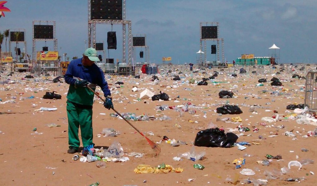 mutirão de limpeza da Prefeitura do Recife recolheu cerca de 50 toneladas de lixo das praias do Pina e Boa Viagem, na capital pernambucana, onde aconteceram as principais festas em comemoração à passagem de ano; os 443 garis iniciaram os trabalhos de coleta de milhares de garrafas, sacos e copos plásticos, além de flores que foram jogadas ao mar, às 4h30 da manhã desta segunda-feira (1) (Foto: Paulo Emílio) mutirão de limpeza da Prefeitura do Recife recolheu cerca de 50 toneladas de lixo das praias do Pina e Boa Viagem, na capital pernambucana, onde aconteceram as principais festas em comemoração à passagem de ano; os 443 garis iniciaram os trabalhos de coleta de milhares de garrafas, sacos e copos plásticos, além de flores que foram jogadas ao mar, às 4h30 da manhã desta segunda-feira (1)
