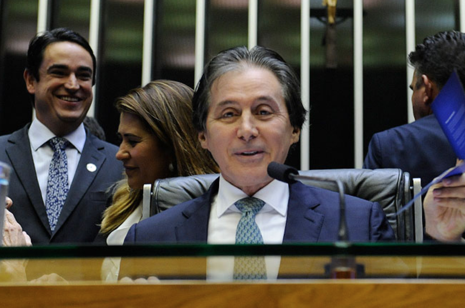 Na abertura dos trabalhos legislativos em 2018, na noite de ontem (5), o presidente do Congresso Nacional, Eunício Oliveira, defendeu uma “reforma na segurança pública do Brasil”, com a criação de um sistema conjunto nas três esferas federativas. O senador enumerou uma série de prioridades para este ano, entre elas a atualização do código penal, a proibição do contingenciamento de recursos destinados à segurança pública e a obrigatoriedade de instalação de bloqueadores de celulares em presídios (Foto: Rodrigo Rocha) Na abertura dos trabalhos legislativos em 2018, na noite de ontem (5), o presidente do Congresso Nacional, Eunício Oliveira, defendeu uma “reforma na segurança pública do Brasil”, com a criação de um sistema conjunto nas três esferas federativas. O senador enumerou uma série de prioridades para este ano, entre elas a atualização do código penal, a proibição do contingenciamento de recursos destinados à segurança pública e a obrigatoriedade de instalação de bloqueadores de celulares em presídios