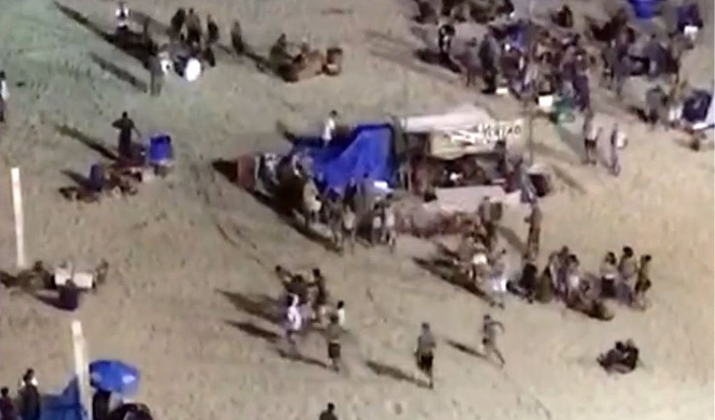 Nas mesmas áreas em que eles riam e dançavam, eles também sofriam e choravam. Nas regiões de festa também havia violência, furto, maldade. Mas o que acontecia com muitos, não abalava a festa. Era como se ninguém percebesse ou se abalasse pelo outro (Foto: Bia Willcox) Nas mesmas áreas em que eles riam e dançavam, eles também sofriam e choravam. Nas regiões de festa também havia violência, furto, maldade. Mas o que acontecia com muitos, não abalava a festa. Era como se ninguém percebesse ou se abalasse pelo outro
