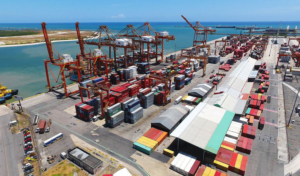 Mesmo com a alta de 18% nas exportações em 2017, as trocas do Brasil com outros países, a corrente de comércio ou a soma das exportações e importações, ainda estão em níveis bastante tímidos; atualmente o Brasil responde por apenas 1,2% da participação nas vendas globais; após dois anos de declínio, a corrente de comércio cresceu em 2017; mas o resultado de US$ 368,5 bilhões é bem inferior ao registrado de 2011 a 2014, período de ouro das vendas externas brasileiras, durante o governo da presidente Dilma Rousseff (Foto: Aquiles Lins) Mesmo com a alta de 18% nas exportações em 2017, as trocas do Brasil com outros países, a corrente de comércio ou a soma das exportações e importações, ainda estão em níveis bastante tímidos; atualmente o Brasil responde por apenas 1,2% da participação nas vendas globais; após dois anos de declínio, a corrente de comércio cresceu em 2017; mas o resultado de US$ 368,5 bilhões é bem inferior ao registrado de 2011 a 2014, período de ouro das vendas externas brasileiras, durante o governo da presidente Dilma Rousseff