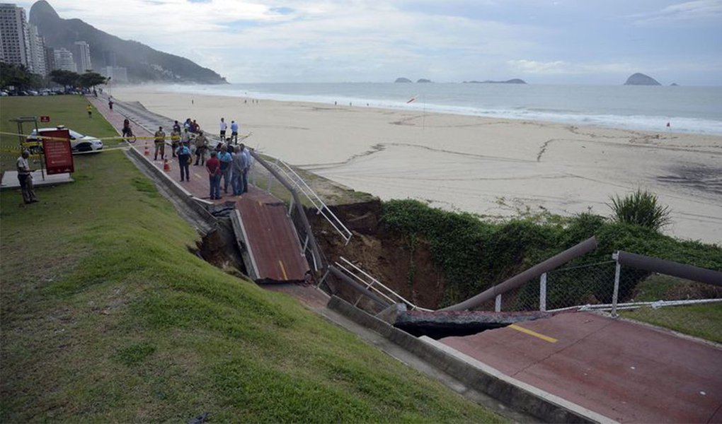 O temporal que caiu no Rio de Janeiro na madrugada e na manhã desta quinta-feira, 15, provocou a morte de quatro pessoas, sendo uma criança; em toda a cidade, choveu 75% do esperado para o mês de fevereiro. Na Barra/Riocentro, a chuva chegou a 126% do esperado; a ciclovia Tima Maia, na zona sul da cidade, desabou após um deslizamento de terra; a ciclovia já havia apresentado problemas em 2016, quando fortes ondas derrubaram um trecho da via, matando duas pessoas (Foto: Aquiles Lins) O temporal que caiu no Rio de Janeiro na madrugada e na manhã desta quinta-feira, 15, provocou a morte de quatro pessoas, sendo uma criança; em toda a cidade, choveu 75% do esperado para o mês de fevereiro. Na Barra/Riocentro, a chuva chegou a 126% do esperado; a ciclovia Tima Maia, na zona sul da cidade, desabou após um deslizamento de terra; a ciclovia já havia apresentado problemas em 2016, quando fortes ondas derrubaram um trecho da via, matando duas pessoas