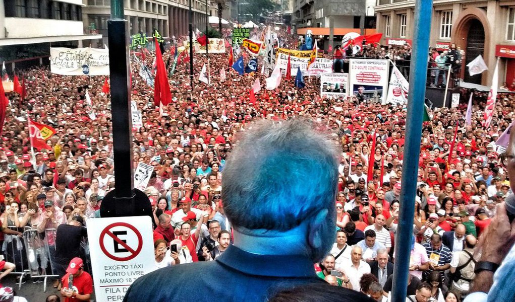 Em um discurso emocionante para uma multidão em Porto Alegre, na véspera do julgamento de seu recurso contra a sentença do juiz Sergio Moro no TRF4, o ex-presidente Lula disse carregar "a tranquilidade dos inocentes, daqueles que não cometeram nenhum crime"; "As pessoas têm que entender que não estou preocupado comigo. Estou preocupado com o povo brasileiro", afirmou; "Só uma coisa vai me tirar das ruas desse país e será o dia que eu morrer. Até lá estarei lutando por uma sociedade mais justa", ressaltou; ele disse acreditar que "a esquerda vai se reunir não em torno de um candidato, mas em torno de um projeto" (Foto: Leonardo Attuch) Em um discurso emocionante para uma multidão em Porto Alegre, na véspera do julgamento de seu recurso contra a sentença do juiz Sergio Moro no TRF4, o ex-presidente Lula disse carregar "a tranquilidade dos inocentes, daqueles que não cometeram nenhum crime"; "As pessoas têm que entender que não estou preocupado comigo. Estou preocupado com o povo brasileiro", afirmou; "Só uma coisa vai me tirar das ruas desse país e será o dia que eu morrer. Até lá estarei lutando por uma sociedade mais justa", ressaltou; ele disse acreditar que "a esquerda vai se reunir não em torno de um candidato, mas em torno de um projeto"