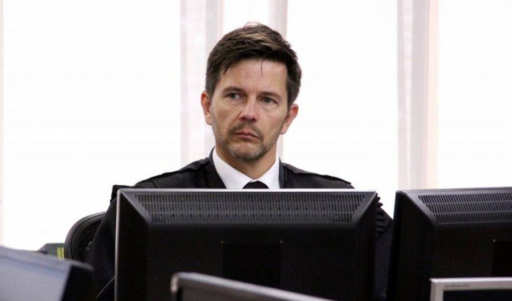 Revisor do processo do triplex do Guarujá no TRF4, o desembargador Leandro Paulsen proferiu o segundo voto contra Lula, seguindo o relator e confirmando a sentença do juiz Sergio Moro; ele negou todos os pedidos da defesa e pediu prisão do ex-presidente logo após os embargos no tribunal de Porto Alegre, para que o juiz Sergio Moro as execute; Paulsen declarou que "a eleição não põe o eleito acima do bem e do mal" (Foto: Gisele Federicce) Revisor do processo do triplex do Guarujá no TRF4, o desembargador Leandro Paulsen proferiu o segundo voto contra Lula, seguindo o relator e confirmando a sentença do juiz Sergio Moro; ele negou todos os pedidos da defesa e pediu prisão do ex-presidente logo após os embargos no tribunal de Porto Alegre, para que o juiz Sergio Moro as execute; Paulsen declarou que "a eleição não põe o eleito acima do bem e do mal"