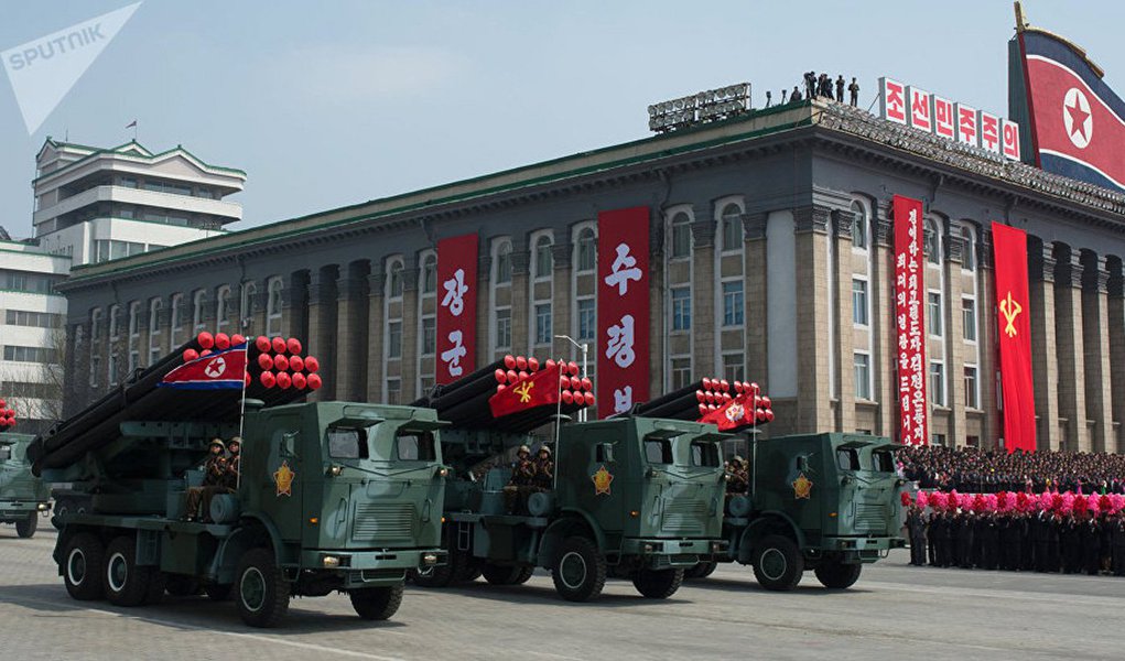 O conflito militar na Coreia do Norte pode se iniciar por acaso, afirmou o Ministério das Relações Exteriores da Rússia; de acordo com o especialista em ciência política Vladimir Kolotov, levar a cabo uma política de ameaças, bem como brandir as armas, ainda nunca contribuíram para a resolução de problemas de segurança; "Acredito que seja necessário parar de brandir as armas. Na história não houve nenhum caso em que qualquer problema de segurança tenha sido resolvido desta forma. A Coreia do Norte não pode recuar, ela vai se defender até o final. Pois a política de ameaças não levará aos resultados desejados" (Foto: Leonardo Lucena) O conflito militar na Coreia do Norte pode se iniciar por acaso, afirmou o Ministério das Relações Exteriores da Rússia; de acordo com o especialista em ciência política Vladimir Kolotov, levar a cabo uma política de ameaças, bem como brandir as armas, ainda nunca contribuíram para a resolução de problemas de segurança; "Acredito que seja necessário parar de brandir as armas. Na história não houve nenhum caso em que qualquer problema de segurança tenha sido resolvido desta forma. A Coreia do Norte não pode recuar, ela vai se defender até o final. Pois a política de ameaças não levará aos resultados desejados"