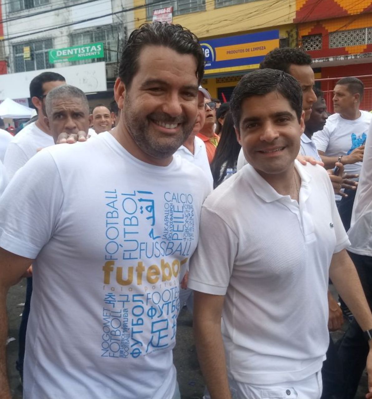 Acompanhando o cortejo da Lavagem do Bonfim ao lado do prefeito de Salvador, ACM Neto, nesta quinta-feira (11), o vereador Paulo Magalhães Jr (PV) afirmou que "se depender do termômetro popular, Neto será o próximo governador do estado"; "Em cada beco, em cada rua, nos acenos ou nos abraços, o povo que participou da lavagem já escolheu o prefeito ACM Neto como governador da Bahia. Não tenho dúvida que ele vai se candidatar e ganhar a eleição em outubro" (Foto: Romulo Faro) Acompanhando o cortejo da Lavagem do Bonfim ao lado do prefeito de Salvador, ACM Neto, nesta quinta-feira (11), o vereador Paulo Magalhães Jr (PV) afirmou que "se depender do termômetro popular, Neto será o próximo governador do estado"; "Em cada beco, em cada rua, nos acenos ou nos abraços, o povo que participou da lavagem já escolheu o prefeito ACM Neto como governador da Bahia. Não tenho dúvida que ele vai se candidatar e ganhar a eleição em outubro"