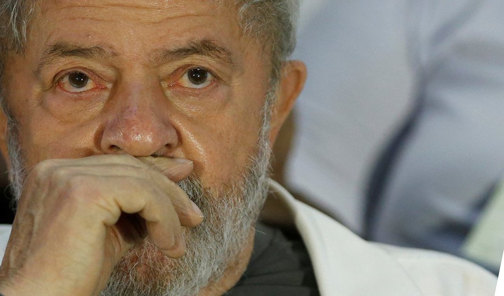 A 10ª Vara da Justiça Federal de Brasília negou recursos da defesa do ex-presidente Lula e de seu filho Luís Cláudio, e manteve o interrogatório dos dois para dia 20 de fevereiro; a negativa se dá no processo da Operação Zelotes, no qual Lula é réu, acusado de tráfico de influência, organização criminosa e lavagem de dinheiro, junto com o filho e os lobistas Mauro Marcondes e Cristina Mautoni, que serão ouvidos no mesmo dia. A defesa de Lula afirma que ele jamais praticou ato ilícito e que é alvo de perseguição política (Foto: Romulo Faro) A 10ª Vara da Justiça Federal de Brasília negou recursos da defesa do ex-presidente Lula e de seu filho Luís Cláudio, e manteve o interrogatório dos dois para dia 20 de fevereiro; a negativa se dá no processo da Operação Zelotes, no qual Lula é réu, acusado de tráfico de influência, organização criminosa e lavagem de dinheiro, junto com o filho e os lobistas Mauro Marcondes e Cristina Mautoni, que serão ouvidos no mesmo dia. A defesa de Lula afirma que ele jamais praticou ato ilícito e que é alvo de perseguição política