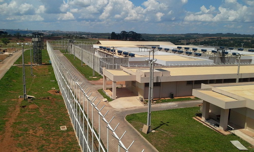 O Governo de Goiás amplia as ações para o fortalecimento do sistema prisional no Estado; a construção de cinco novos presídios está em fase avançada e duas delas têm previsão de entrega para fevereiro: Anápolis e Formosa; com isso, serão acrescentadas, de imediato, 600 novas vagas no sistema; até o final do ano, com a conclusão das obras de Planaltina, Águas Lindas e Novo Gama, o total de novas vagas chegará a 1.588 e o total de investimentos chegará a aproximadamente R$ 150 milhões (Foto: José Barbacena) O Governo de Goiás amplia as ações para o fortalecimento do sistema prisional no Estado; a construção de cinco novos presídios está em fase avançada e duas delas têm previsão de entrega para fevereiro: Anápolis e Formosa; com isso, serão acrescentadas, de imediato, 600 novas vagas no sistema; até o final do ano, com a conclusão das obras de Planaltina, Águas Lindas e Novo Gama, o total de novas vagas chegará a 1.588 e o total de investimentos chegará a aproximadamente R$ 150 milhões