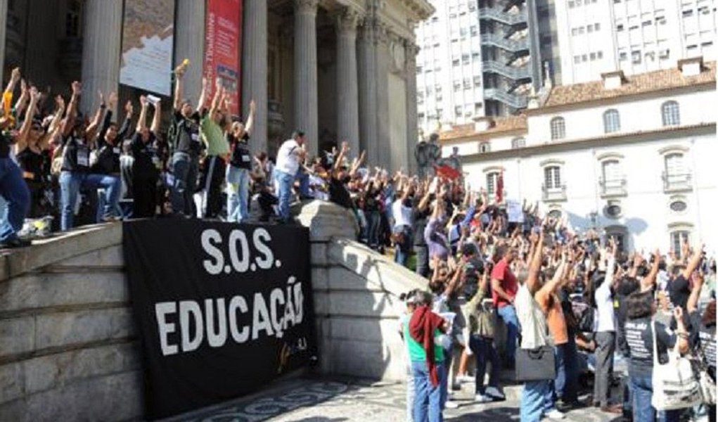 No Rio, das 227 mil inscrições recebidas pela Secretaria Estadual de Educação (Seeduc), aproximadamente 33 mil são de alunos da rede privada que tentam migrar para rede pública – o equivalente a cerca de 14% do total de inscritos nas 1.250 escolas da rede estadual, aponta Miguel do Rosário, editor do Cafezinho (Foto: Leonardo Attuch) www.brasil247.com - No Rio, das 227 mil inscrições recebidas pela Secretaria Estadual de Educação (Seeduc), aproximadamente 33 mil são de alunos da rede privada que tentam migrar para rede pública – o equivalente a cerca de 14% do total de inscritos nas 1.250 escolas da rede estadual, aponta Miguel do Rosário, editor do Cafezinho