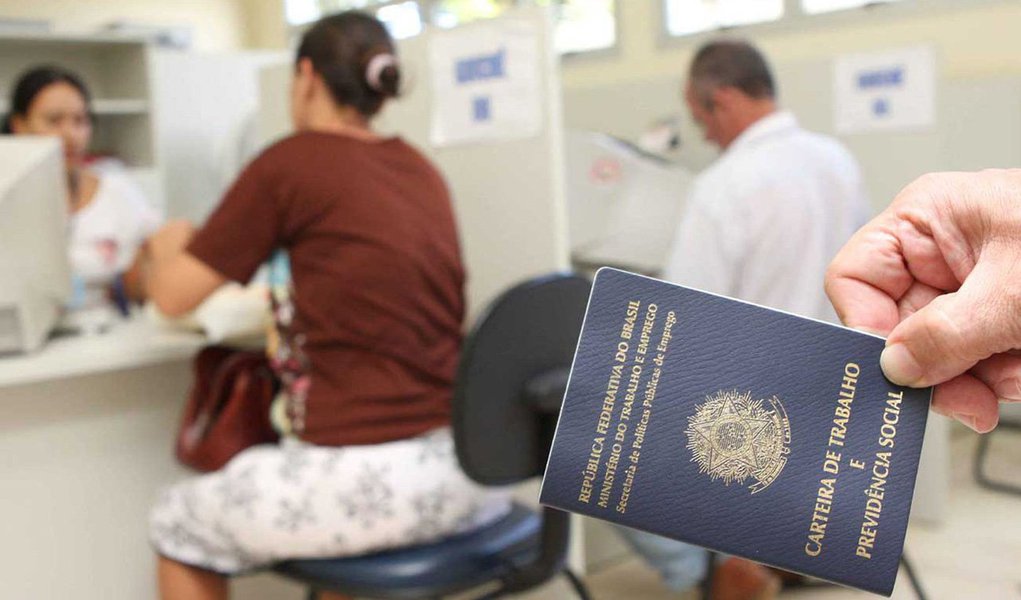 O consumidor do Brasil mostrou menor otimismo sobre o emprego em fevereiro e a confiança caiu 1,4 ponto na comparação com o mês passado, a 87,4 pontos, mostrou a Fundação Getulio Vargas nesta sexta-feira; "Ainda que as expectativas de inflação se mantenham estáveis e de juros ainda seja de queda, consumidores estão menos otimistas em relação ao emprego nos próximos meses e mais cautelosos em relação a novas compras", disse em nota a coordenadora da Sondagem do Consumidor, Viviane Seda Bittencourt (Foto: Romulo Faro) O consumidor do Brasil mostrou menor otimismo sobre o emprego em fevereiro e a confiança caiu 1,4 ponto na comparação com o mês passado, a 87,4 pontos, mostrou a Fundação Getulio Vargas nesta sexta-feira; "Ainda que as expectativas de inflação se mantenham estáveis e de juros ainda seja de queda, consumidores estão menos otimistas em relação ao emprego nos próximos meses e mais cautelosos em relação a novas compras", disse em nota a coordenadora da Sondagem do Consumidor, Viviane Seda Bittencourt