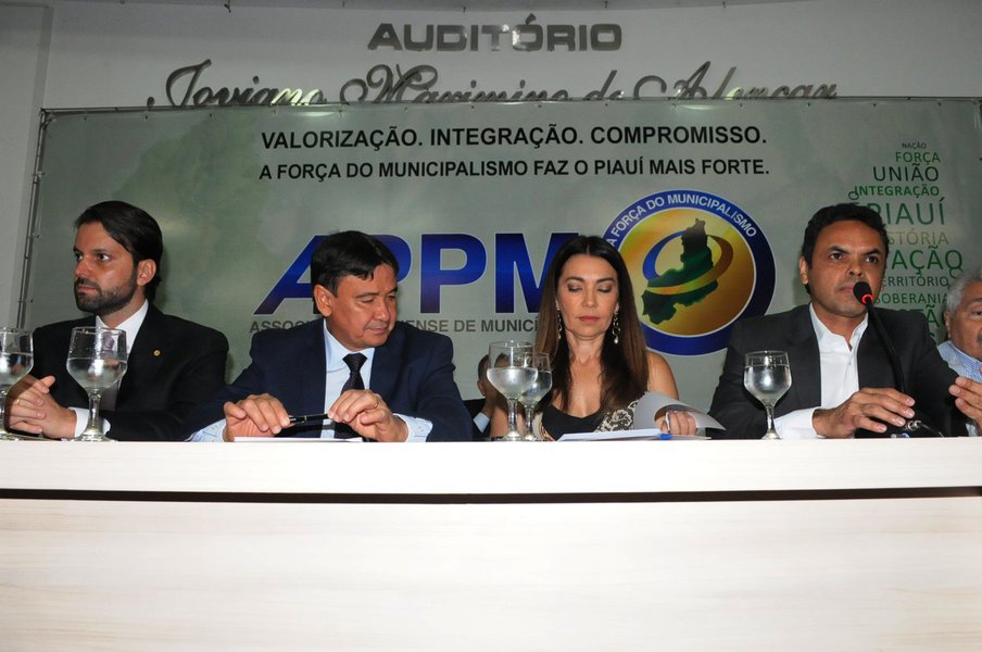 O governador Wellington Dias participou na Associação Piauiense de Municípios (APPM), da solenidade de anúncio de investimentos do governo federal, com a presença do Ministro das Cidades, Alexandre Baldy e do presidente da Caixa, Gilberto Occhi; mais de R$ 400 milhões serão investidos em infraestrutura, implantação e recuperação de rodovias, melhoria de mobilidade urbana, esportes e habitação; "O Piauí receberá investimentos em esporte, educação, mas o ponto principal é a mobilidade para poder atender a pleitos da municipalidade", disse Wellington (Foto: Charles Nisz) O governador Wellington Dias participou na Associação Piauiense de Municípios (APPM), da solenidade de anúncio de investimentos do governo federal, com a presença do Ministro das Cidades, Alexandre Baldy e do presidente da Caixa, Gilberto Occhi; mais de R$ 400 milhões serão investidos em infraestrutura, implantação e recuperação de rodovias, melhoria de mobilidade urbana, esportes e habitação; "O Piauí receberá investimentos em esporte, educação, mas o ponto principal é a mobilidade para poder atender a pleitos da municipalidade", disse Wellington