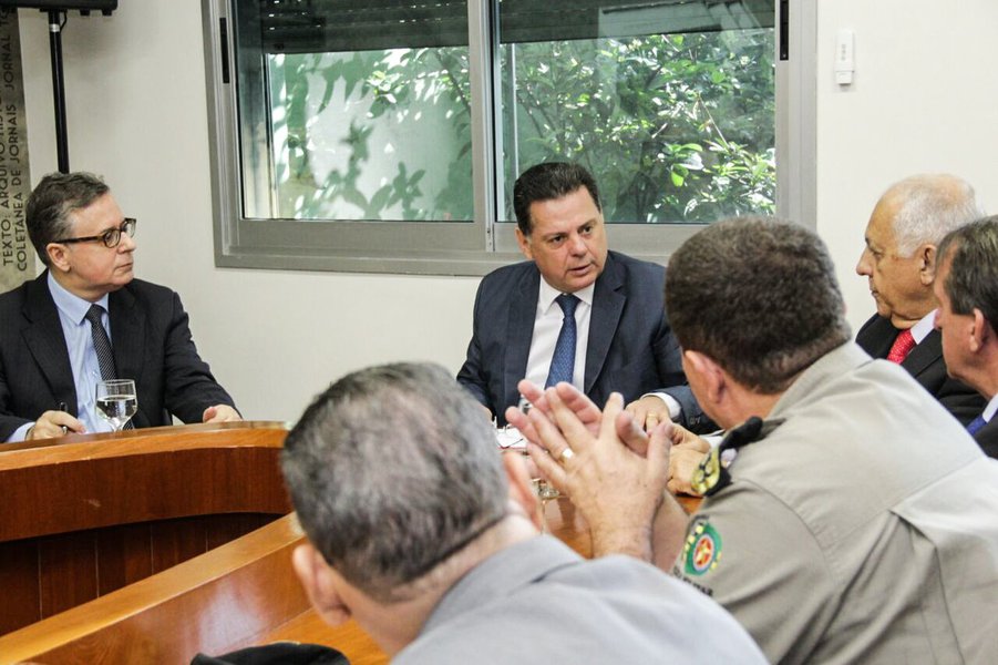 Em reunião com a cúpula da Secretaria de Segurança Pública e de outros setores do governo, na manhã desta terça-feira, 02, no Palácio das Esmeraldas, o governador Marconi Perillo anunciou um pacote de medidas emergenciais, a curto e médio prazos e cobrou celeridade dos trabalhos que estão em andamento.; entre as medidas estão a aceleração das obras dos cinco presídios que estão em construção e novo concurso para agentes prisionais (Foto: José Barbacena) Em reunião com a cúpula da Secretaria de Segurança Pública e de outros setores do governo, na manhã desta terça-feira, 02, no Palácio das Esmeraldas, o governador Marconi Perillo anunciou um pacote de medidas emergenciais, a curto e médio prazos e cobrou celeridade dos trabalhos que estão em andamento.; entre as medidas estão a aceleração das obras dos cinco presídios que estão em construção e novo concurso para agentes prisionais