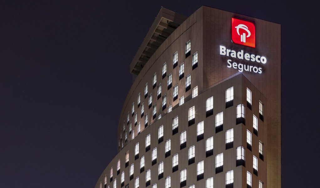 egundo informações divulgadas pelo banco, esse resultado levou o Grupo a ampliar seu market share para cerca de 26%, o maior registrado nos últimos anos, com mais de 53 milhões de segurados, participantes, clientes e contratos – aumento de 4% em relação a 2016; as provisões técnicas superaram R$ 246 bilhões, correspondentes a cerca de 30% do total do mercado segurador, e os ativos financeiros ultrapassaram R$ 272 bilhões, o que faz do Grupo Bradesco Seguros um dos maiores investidores institucionais do país (Foto: Aquiles Lins) egundo informações divulgadas pelo banco, esse resultado levou o Grupo a ampliar seu market share para cerca de 26%, o maior registrado nos últimos anos, com mais de 53 milhões de segurados, participantes, clientes e contratos – aumento de 4% em relação a 2016; as provisões técnicas superaram R$ 246 bilhões, correspondentes a cerca de 30% do total do mercado segurador, e os ativos financeiros ultrapassaram R$ 272 bilhões, o que faz do Grupo Bradesco Seguros um dos maiores investidores institucionais do país