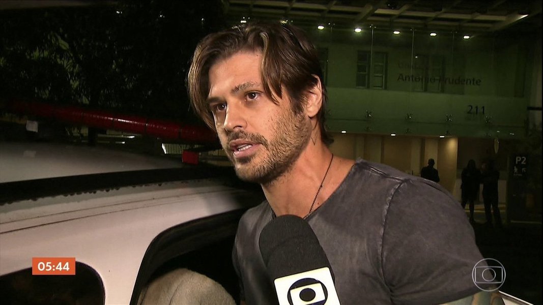 A Polícia Civil de São Paulo prendeu na noite de segunda-feira (5) o ator Dado Dolabella, após a Justiça do Rio expedir um mandado de prisão por falta de pagamento de pensão alimentícia. Segundo a polícia, o ator deve R$ 196 mil de pensão. Se não pagar, pode ficar até dois meses na cadeia; na tarde de ontem uma mulher procurou os policiais do 5º Distrito Policial, na Aclimação, e apresentou o mandado de prisão (Foto: Romulo Faro) A Polícia Civil de São Paulo prendeu na noite de segunda-feira (5) o ator Dado Dolabella, após a Justiça do Rio expedir um mandado de prisão por falta de pagamento de pensão alimentícia. Segundo a polícia, o ator deve R$ 196 mil de pensão. Se não pagar, pode ficar até dois meses na cadeia; na tarde de ontem uma mulher procurou os policiais do 5º Distrito Policial, na Aclimação, e apresentou o mandado de prisão