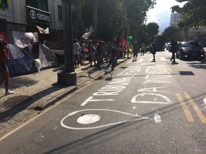Manifestantes que apoiam o ex-presidente Luiz Inácio Lula da Silva fizeram protesto em frente à sede da Rede Globo no Rio Janeiro. No asfalto em frente à emissora da Família Marinho, os manifestantes escreveram "Tribunal Federal da Injustiça" (Foto: Aquiles Lins) Manifestantes que apoiam o ex-presidente Luiz Inácio Lula da Silva fizeram protesto em frente à sede da Rede Globo no Rio Janeiro. No asfalto em frente à emissora da Família Marinho, os manifestantes escreveram "Tribunal Federal da Injustiça"