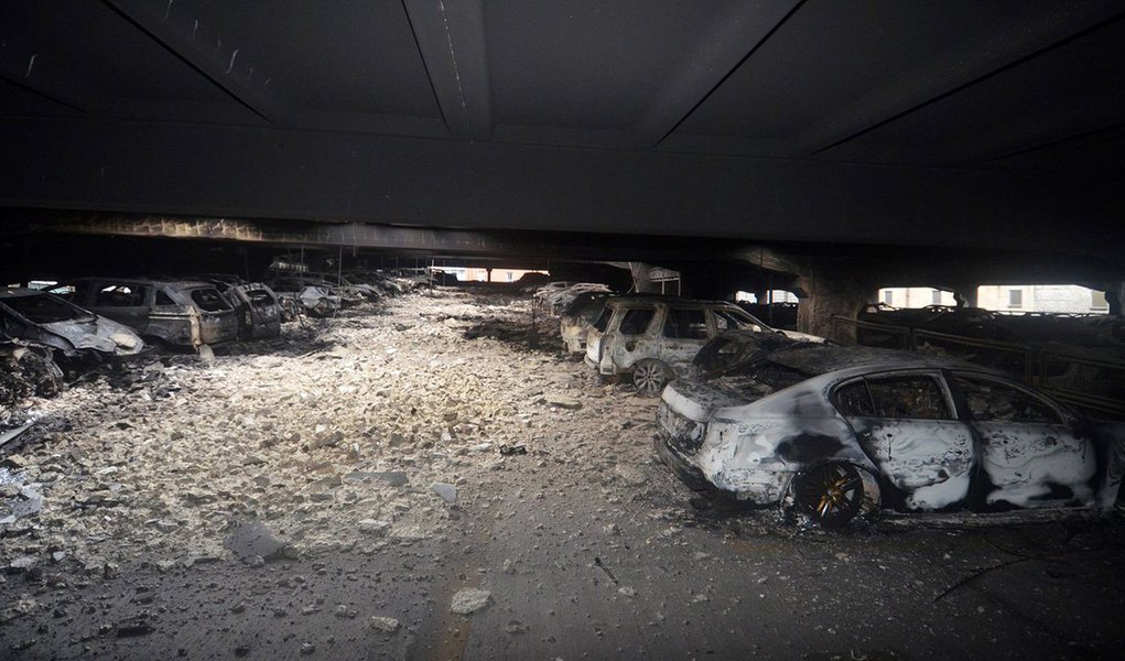 Centenas de carros foram reduzidos a carcaças em um dramático incêndio em um estacionamento de vários andares na orla da cidade inglesa de Liverpool na véspera de Ano Novo; todos os cerca de 1.400 veículos estacionados no estabelecimento, que tem 1.600 vagas, foram destruídos; bombeiros disseram que começou acidentalmente dentro de um veículo e se espalhou para os demais automóveis (Foto: Paulo Emílio) Centenas de carros foram reduzidos a carcaças em um dramático incêndio em um estacionamento de vários andares na orla da cidade inglesa de Liverpool na véspera de Ano Novo; todos os cerca de 1.400 veículos estacionados no estabelecimento, que tem 1.600 vagas, foram destruídos; bombeiros disseram que começou acidentalmente dentro de um veículo e se espalhou para os demais automóveis