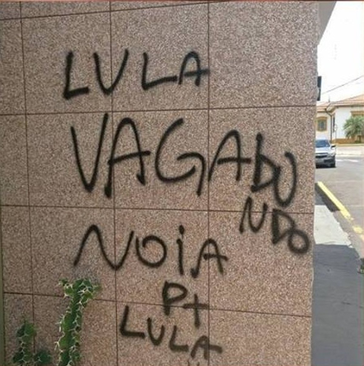 Vândalos invadiram e picharam o local, com frases e símbolos nazistas e ofensas ao ex-presidente Lula; Em nota, a presidenta nacional do PT, Gleisi Hoffman, lamentou o fato e disse que "A violência política e o ódio social crescem num ambiente de exceção como este que se configura no país, desde o Golpe de 2016" (Foto: Charles Nisz) Vândalos invadiram e picharam o local, com frases e símbolos nazistas e ofensas ao ex-presidente Lula; Em nota, a presidenta nacional do PT, Gleisi Hoffman, lamentou o fato e disse que "A violência política e o ódio social crescem num ambiente de exceção como este que se configura no país, desde o Golpe de 2016"