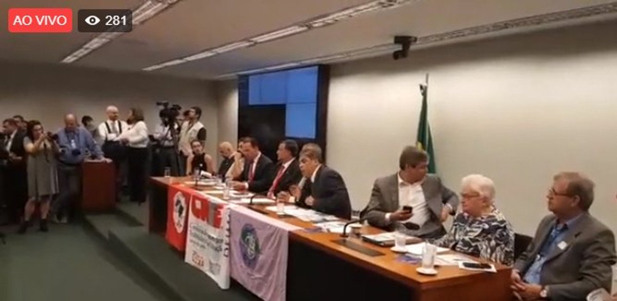 Ato público no Congresso criticou a Reforma da Previdência nesta terça-feira (6); o ato contou com a presença de Guilherme Boulos, líder do Movimento dos Trabalhadores Sem-Teto (MTST), além de parlamentares da oposição e movimentos sociais; para Boulos, as aposentadorias dos trabalhadores não são causa do déficit da Previdência: "O que torna a Previdência insustentável é a sonegação e a dívida de grandes corporações com a Previdência", disse Boulos (Foto: Charles Nisz) Ato público no Congresso criticou a Reforma da Previdência nesta terça-feira (6); o ato contou com a presença de Guilherme Boulos, líder do Movimento dos Trabalhadores Sem-Teto (MTST), além de parlamentares da oposição e movimentos sociais; para Boulos, as aposentadorias dos trabalhadores não são causa do déficit da Previdência: "O que torna a Previdência insustentável é a sonegação e a dívida de grandes corporações com a Previdência", disse Boulos