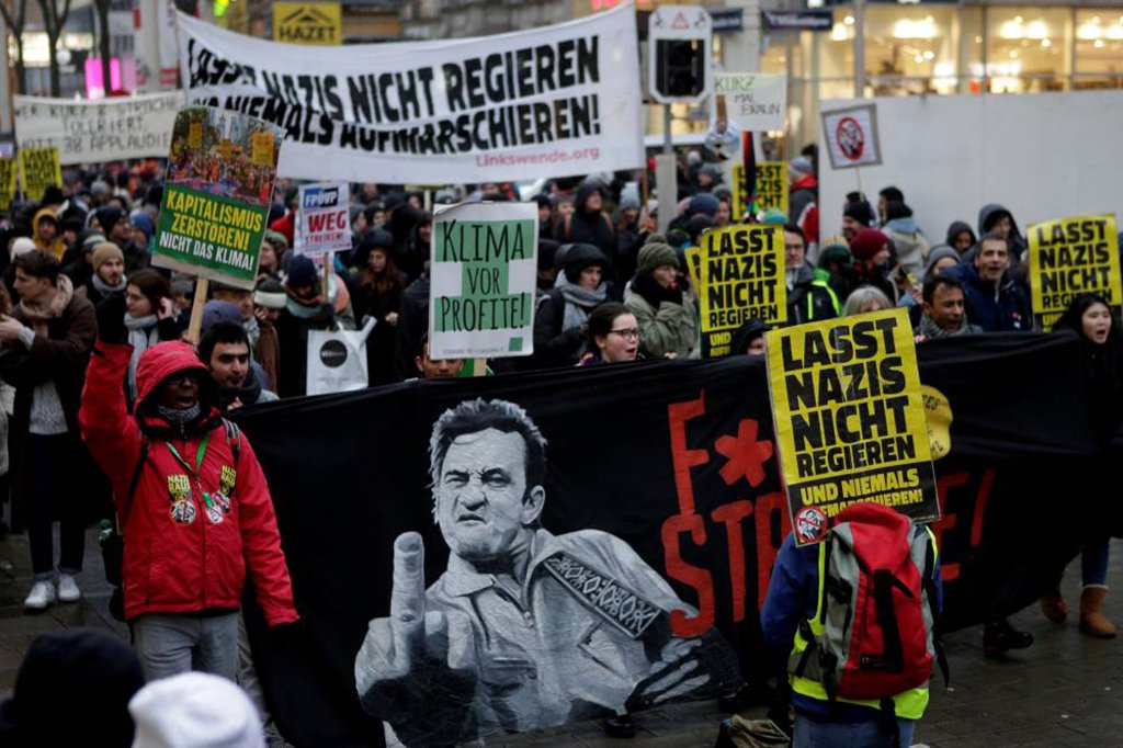 Milhares de manifestantes tomaram as ruas de Viena para pedir que o novo governo de direita da Áustria seja boicotado pelo restante da Europa; cerca de 20 mil pessoas, de acordo com estimativa da polícia, se reuniram para protestar contra o novo governo de coalizão que inclui o Partido da Liberdade da Áustria (FPO), de extrema-direita e fundado por ex-nazistas. (Foto: Leonardo Lucena) Milhares de manifestantes tomaram as ruas de Viena para pedir que o novo governo de direita da Áustria seja boicotado pelo restante da Europa; cerca de 20 mil pessoas, de acordo com estimativa da polícia, se reuniram para protestar contra o novo governo de coalizão que inclui o Partido da Liberdade da Áustria (FPO), de extrema-direita e fundado por ex-nazistas.
