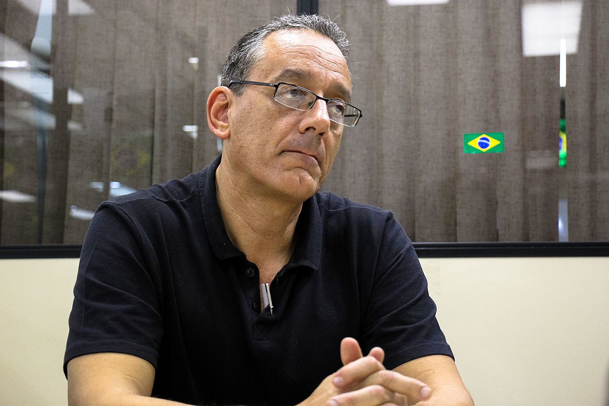 "Os desembargadores não votam nada. O voto que está em jogo lhes é alheio. Proferirão doutas sentenças num processo de rarefeita objetividade jurídica e prenhe de subjetividade política. Além da falta de provas já exaustivamente argumentada por muitos, há algo mais. Algo que não cai bem para nós de esquerda", analisa o jornalista Gilberto Maringoni (Foto: Romulo Faro) "Os desembargadores não votam nada. O voto que está em jogo lhes é alheio. Proferirão doutas sentenças num processo de rarefeita objetividade jurídica e prenhe de subjetividade política. Além da falta de provas já exaustivamente argumentada por muitos, há algo mais. Algo que não cai bem para nós de esquerda", analisa o jornalista Gilberto Maringoni
