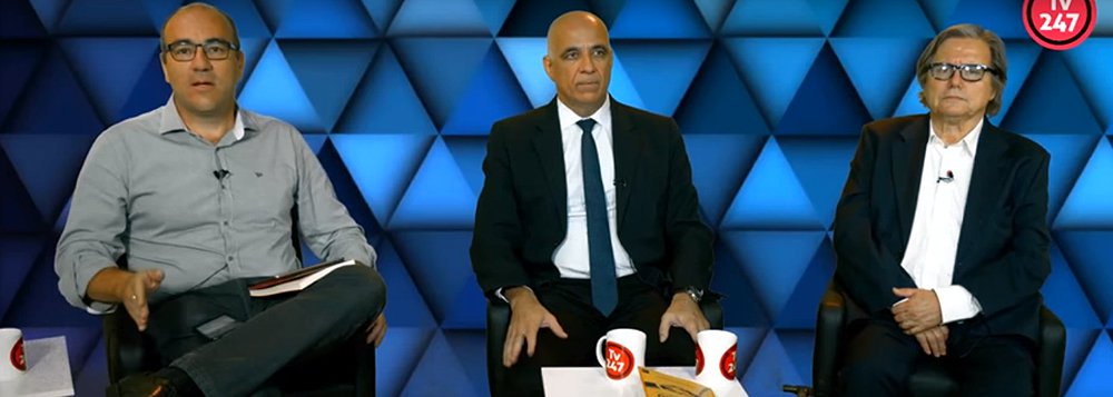 Estreou nesta terça-feira (16), na TV 247, o programa "A batalha das ideias", apresentado pelo sociólogo e escritor Jessé Souza, um dos maiores intelectuais brasileiros, autor do premiado "A elite do atraso"; no primeiro programa, Jessé desconstruiu o conceito de "patrimonialismo" e mostrou como essa tese – que é falsa, na sua visão – delimita a corrupção no Estado e deixa de fora o mercado, que é justamente a força que corrompe e sequestra a burocracia estatal em seu próprio benefício (Foto: Leonardo Attuch) Estreou nesta terça-feira (16), na TV 247, o programa "A batalha das ideias", apresentado pelo sociólogo e escritor Jessé Souza, um dos maiores intelectuais brasileiros, autor do premiado "A elite do atraso"; no primeiro programa, Jessé desconstruiu o conceito de "patrimonialismo" e mostrou como essa tese – que é falsa, na sua visão – delimita a corrupção no Estado e deixa de fora o mercado, que é justamente a força que corrompe e sequestra a burocracia estatal em seu próprio benefício