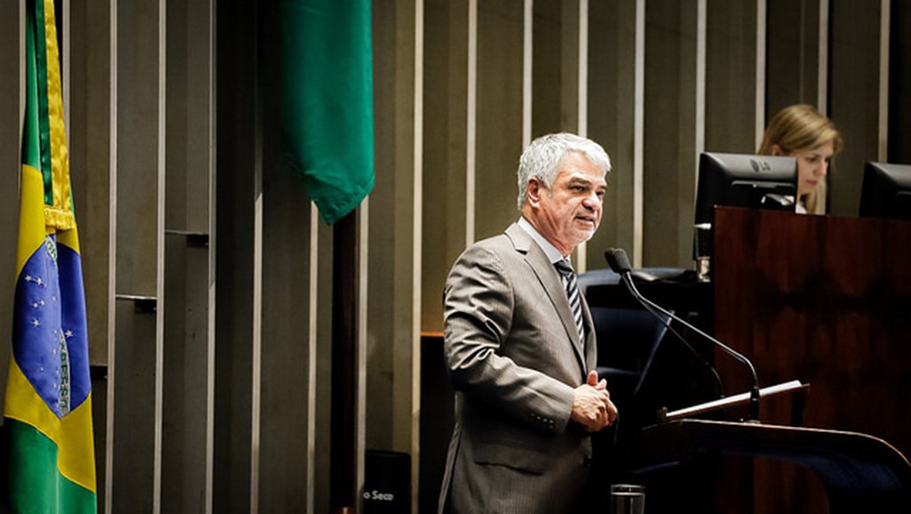 Quase uma semana depois de Temer (MDB) ter assinado o decreto que permite a intervenção no Rio, iniciativa classificada pelo líder da Oposição, Humberto Costa (PT-PE), como jogada de marketing, o marqueteiro do governo Elsinho Mouco reconheceu, publicamente, que a medida foi tomada para “ressuscitar a imagem de Michel Temer e alavancar sua candidatura à reeleição”; “Vejam a conclusão a que ele chegou: quer ser candidato a Presidente da República. Meu Deus do céu, onde é que nós estamos? Esse homem imaginar que vai ter apoio de quem quer que seja da população para se reeleger presidente!”, disse Humberto (Foto: Leonardo Lucena) Quase uma semana depois de Temer (MDB) ter assinado o decreto que permite a intervenção no Rio, iniciativa classificada pelo líder da Oposição, Humberto Costa (PT-PE), como jogada de marketing, o marqueteiro do governo Elsinho Mouco reconheceu, publicamente, que a medida foi tomada para “ressuscitar a imagem de Michel Temer e alavancar sua candidatura à reeleição”; “Vejam a conclusão a que ele chegou: quer ser candidato a Presidente da República. Meu Deus do céu, onde é que nós estamos? Esse homem imaginar que vai ter apoio de quem quer que seja da população para se reeleger presidente!”, disse Humberto