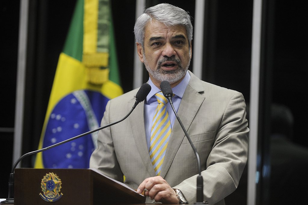 O líder da Oposição, Humberto Costa (PT-PE), voltou a bater no governo de Michel Temer, após o anúncio do decreto prevendo a intervenção das Forças Armadas na segurança pública do estado do Rio de Janeiro; “Integro o Conselho da República e estou acompanhando de perto a intervenção federal no RJ. Queremos a restauração da segurança para o bem da população, mas não permitiremos o uso de uma intervenção como peça publicitária desse governo medíocre de Temer”, escreveu o petista no Twitter (Foto: Leonardo Lucena) O líder da Oposição, Humberto Costa (PT-PE), voltou a bater no governo de Michel Temer, após o anúncio do decreto prevendo a intervenção das Forças Armadas na segurança pública do estado do Rio de Janeiro; “Integro o Conselho da República e estou acompanhando de perto a intervenção federal no RJ. Queremos a restauração da segurança para o bem da população, mas não permitiremos o uso de uma intervenção como peça publicitária desse governo medíocre de Temer”, escreveu o petista no Twitter
