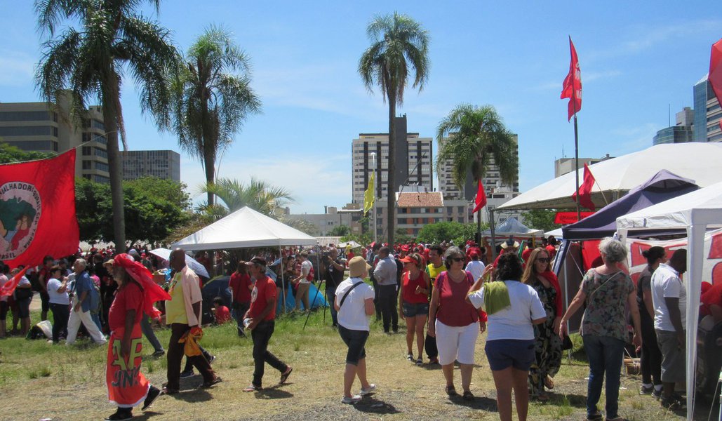 Porto Alegre, a "Capital da Democracia" despertou na manhã desta quinta-feira (25) com um gosto amargo na garganta; que a condenação do presidente Lula seria confirmada pelo Tribunal Regional Federal da 4ª Região (TRF-4) era uma possibilidade admitida por muitos; o que não esperavam era o tom de vingança com que os três desembargadores condenaram o ex-presidente, aumentando inclusive a pena para 12 anos e um mês (Foto: Romulo Faro) Porto Alegre, a "Capital da Democracia" despertou na manhã desta quinta-feira (25) com um gosto amargo na garganta; que a condenação do presidente Lula seria confirmada pelo Tribunal Regional Federal da 4ª Região (TRF-4) era uma possibilidade admitida por muitos; o que não esperavam era o tom de vingança com que os três desembargadores condenaram o ex-presidente, aumentando inclusive a pena para 12 anos e um mês