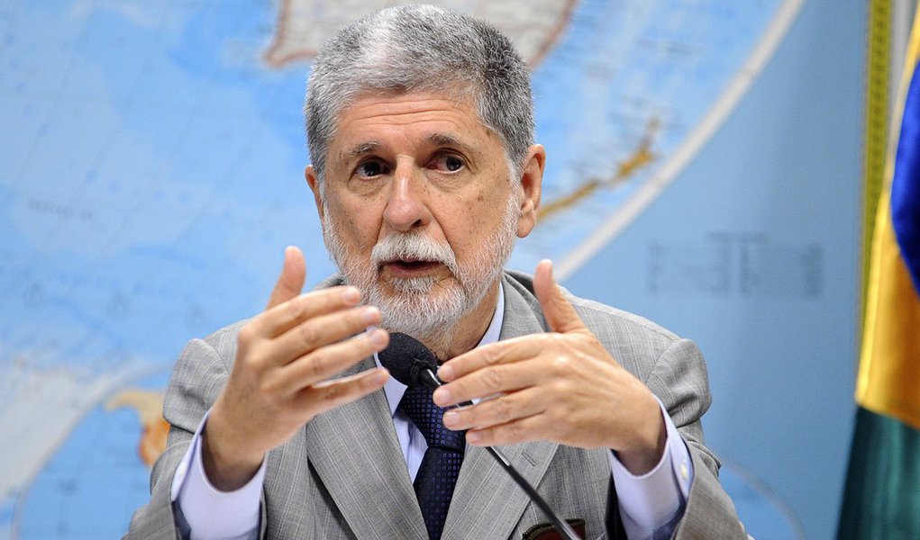 Ex-chanceler Celso Amorim disse em entrevista ao jornal argentino Página 12 que se o ex-presidente Luiz Inácio Lula da Silva for impedido de disputar as eleições em decorrência do julgamento pelo TRF4, no próximo dia 24, no processo do tríplex do Guarujá, o "evento terá graves consequências no Brasil, e possivelmente além de nossas fronteiras, seria uma forma de agressão contra a democracia na América Latina"; O que está em jogo é a democracia, no Brasil, o golpe militar clássico dos anos 70 foi substituído por um golpe de mídia judicial", afirmou (Foto: Paulo Emílio) Ex-chanceler Celso Amorim disse em entrevista ao jornal argentino Página 12 que se o ex-presidente Luiz Inácio Lula da Silva for impedido de disputar as eleições em decorrência do julgamento pelo TRF4, no próximo dia 24, no processo do tríplex do Guarujá, o "evento terá graves consequências no Brasil, e possivelmente além de nossas fronteiras, seria uma forma de agressão contra a democracia na América Latina"; O que está em jogo é a democracia, no Brasil, o golpe militar clássico dos anos 70 foi substituído por um golpe de mídia judicial", afirmou