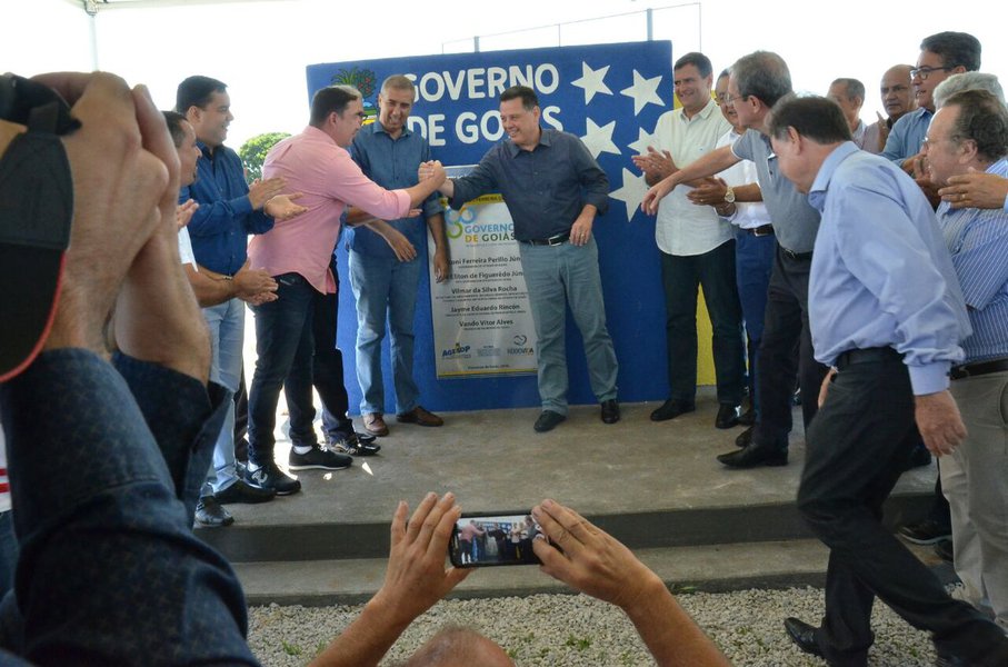 Afirmou hoje o presidente da Assembleia Legislativa, José Vitti, ao participar, em Palmeiras de Goiás, sua terra natal, junto com o governador Marconi Perillo, da inauguração do Anel viário na GO- 567, entrega de 1.245 óculos provenientes do programa Governo Junto de Você, e da entrega da segunda parcela de convênio do programa Goiás na Frente; o presidente destacou, também, que se sentia muito grato a Marconi pela confiança nele depositada, e por poder ajudá-lo no trabalho pelo desenvolvimento do município e de Goiás (Foto: José Barbacena) Afirmou hoje o presidente da Assembleia Legislativa, José Vitti, ao participar, em Palmeiras de Goiás, sua terra natal, junto com o governador Marconi Perillo, da inauguração do Anel viário na GO- 567, entrega de 1.245 óculos provenientes do programa Governo Junto de Você, e da entrega da segunda parcela de convênio do programa Goiás na Frente; o presidente destacou, também, que se sentia muito grato a Marconi pela confiança nele depositada, e por poder ajudá-lo no trabalho pelo desenvolvimento do município e de Goiás