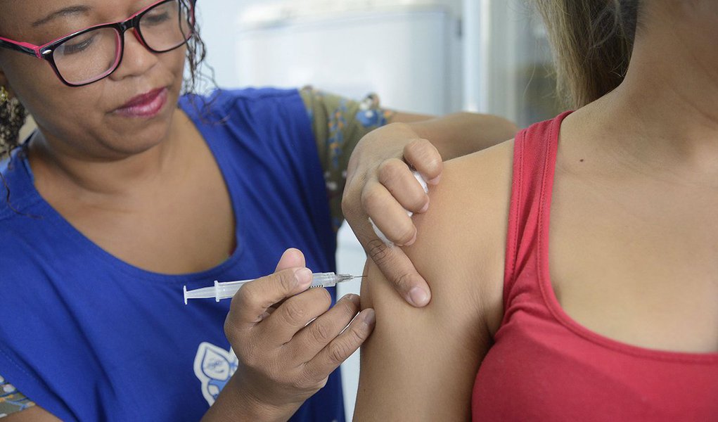 A Secretaria de Estado de Saúde do Rio de Janeiro confirmou nesta segunda-feira (15) a ocorrência de mais dois casos de febre amarela em humanos no território fluminense. Dois moradores de Valença, no centro-sul do estado, morreram após contrair a doença, com isso, chega a quatro o número de casos confirmados e a três, o de mortos pela doença este ano no RJ (Foto: Charles Nisz) A Secretaria de Estado de Saúde do Rio de Janeiro confirmou nesta segunda-feira (15) a ocorrência de mais dois casos de febre amarela em humanos no território fluminense. Dois moradores de Valença, no centro-sul do estado, morreram após contrair a doença, com isso, chega a quatro o número de casos confirmados e a três, o de mortos pela doença este ano no RJ