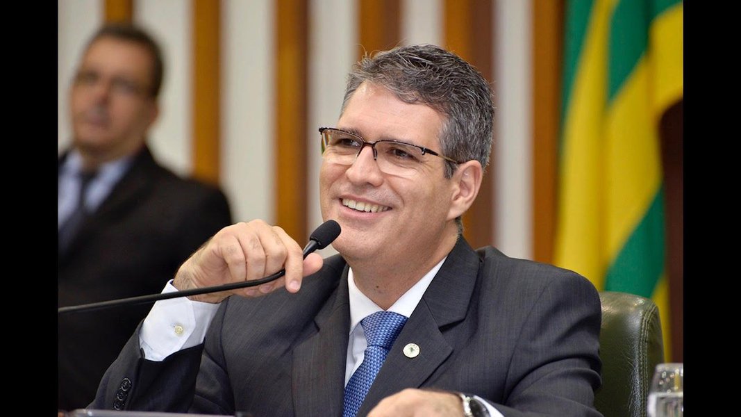 Tramita na Assembleia e deve ter sua apreciação iniciada nas Comissões da Casa, o Projeto de Lei nº 5199/17, de iniciativa do deputado Francisco Jr. (PSD), que dispõe sobre criação de ecodutos que possibilitem a segura transposição da fauna, sob as estradas, rodovias e ferrovias, no Estado de Goiás; o deputado, que preside a Frente Parlamentar do Cerrado, justifica sua proposta alegando que a proteção do meio ambiente e a implementação do desenvolvimento sustentável no Estado precisam urgentemente, dentre outras medidas, de iniciativas que possibilitem o crescimento econômico e a conservação e preservação da fauna e flora (Foto: José Barbacena) Tramita na Assembleia e deve ter sua apreciação iniciada nas Comissões da Casa, o Projeto de Lei nº 5199/17, de iniciativa do deputado Francisco Jr. (PSD), que dispõe sobre criação de ecodutos que possibilitem a segura transposição da fauna, sob as estradas, rodovias e ferrovias, no Estado de Goiás; o deputado, que preside a Frente Parlamentar do Cerrado, justifica sua proposta alegando que a proteção do meio ambiente e a implementação do desenvolvimento sustentável no Estado precisam urgentemente, dentre outras medidas, de iniciativas que possibilitem o crescimento econômico e a conservação e preservação da fauna e flora