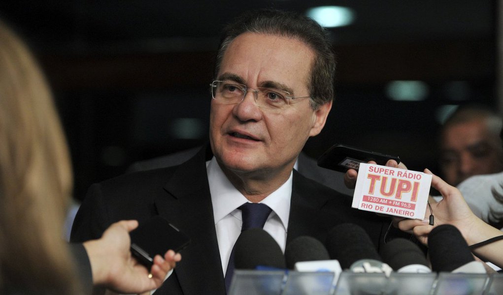 O senador Renan Calheiros (MDB) classificou como “inevitável” a intervenção federal na segurança pública no Rio de Janeiro, mas criticou a omissão do presidente Michel Temer (MDB) na área; “A continuar a omissão na segurança pública e no apoio aos estados, todo mês teremos novas ocupações com danos à democracia”, disse; para o senador, “Pelo menos, a maldade com as aposentadorias fica constitucionalmente suspensa” (Foto: Voney Malta) O senador Renan Calheiros (MDB) classificou como “inevitável” a intervenção federal na segurança pública no Rio de Janeiro, mas criticou a omissão do presidente Michel Temer (MDB) na área; “A continuar a omissão na segurança pública e no apoio aos estados, todo mês teremos novas ocupações com danos à democracia”, disse; para o senador, “Pelo menos, a maldade com as aposentadorias fica constitucionalmente suspensa”