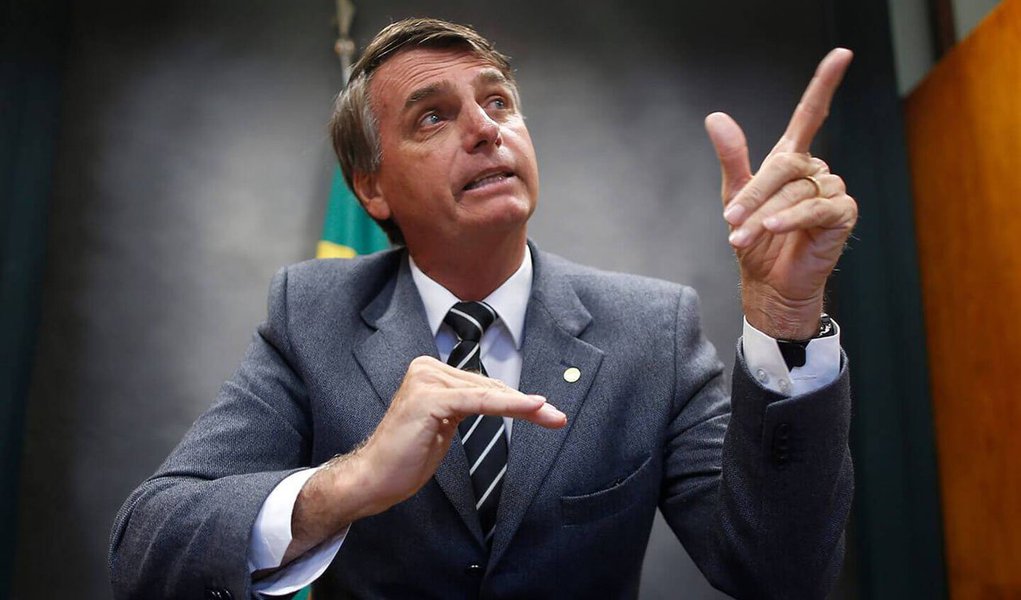 Jornalista Kiko Nogueira, afirma, no Diario do Centro do Mundo, que o presidenciável pelo PSC, Jair Bolsonaro (RJ), "está sendo destruído pela mesma mídia sem a qual ele não existiria. Nem Sheherazade o quer mais"; "Está descobrindo que nunca passou de um cachorro louco e seu lugar é no canil da Casa Grande"; segundo o blogueiro, o parlamentar "não vai perder um único voto, já que seus seguidores analfabetos funcionais o amam por motivos outros. Basicamente, seu jeitinho fascista de ser. Mas não vai ganhar novos" (Foto: Leonardo Lucena) Jornalista Kiko Nogueira, afirma, no Diario do Centro do Mundo, que o presidenciável pelo PSC, Jair Bolsonaro (RJ), "está sendo destruído pela mesma mídia sem a qual ele não existiria. Nem Sheherazade o quer mais"; "Está descobrindo que nunca passou de um cachorro louco e seu lugar é no canil da Casa Grande"; segundo o blogueiro, o parlamentar "não vai perder um único voto, já que seus seguidores analfabetos funcionais o amam por motivos outros. Basicamente, seu jeitinho fascista de ser. Mas não vai ganhar novos"
