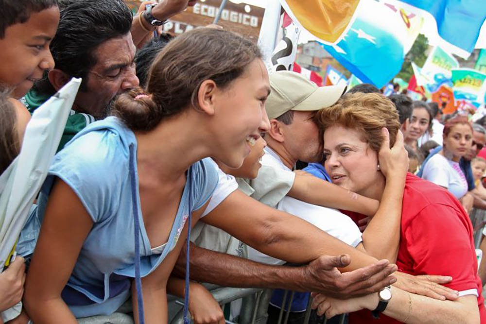 Liderando as intenções de votos dos mineiros para uma vaga no Senado Federal, a presidente deposta Dilma Rousseff não descartou se candidatar a senadora por Minas Gerais, numa disputa direta com o senador Aécio Neves, principal articulador do golpe parlamentar de 2016, e que se tornou um cadáver político em seu próprio partido; É bom dizer o seguinte: eu fiz política a minha vida inteira. Comecei a fazer política no Colégio Estadual de Minas Gerais em 1964", afirmou Dilma; "Naquela época, como agora, eu fiz política, e não tinha mandato. Eu posso continuar fazendo política sem mandato, o que eu estou avaliando é a conveniência de participar, como senadora ou de que forma" (Foto: Aquiles Lins) Liderando as intenções de votos dos mineiros para uma vaga no Senado Federal, a presidente deposta Dilma Rousseff não descartou se candidatar a senadora por Minas Gerais, numa disputa direta com o senador Aécio Neves, principal articulador do golpe parlamentar de 2016, e que se tornou um cadáver político em seu próprio partido; É bom dizer o seguinte: eu fiz política a minha vida inteira. Comecei a fazer política no Colégio Estadual de Minas Gerais em 1964", afirmou Dilma; "Naquela época, como agora, eu fiz política, e não tinha mandato. Eu posso continuar fazendo política sem mandato, o que eu estou avaliando é a conveniência de participar, como senadora ou de que forma"