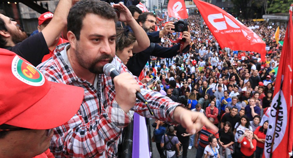 O coordenador do MTST e líder da frente Povo Sem Medo, Guilherme Boulos, deverá lançar sua pré-candidatura à Presidência pelo Psol no próximo sábado, 3, em São Paulo; vice na chapa de Boulos deve ser a líder indígena Sônia Guajajara, coordenadora executiva da Articulação dos Povos Indígenas do Brasil (Apib); o evento, chamado de Conferência Cidadã, reunirá artistas, políticos, intelectuais e lideranças de movimentos sociais do campo progressista, não necessariamente filiados ou comprometidos com o Psol (Foto: Aquiles Lins) O coordenador do MTST e líder da frente Povo Sem Medo, Guilherme Boulos, deverá lançar sua pré-candidatura à Presidência pelo Psol no próximo sábado, 3, em São Paulo; vice na chapa de Boulos deve ser a líder indígena Sônia Guajajara, coordenadora executiva da Articulação dos Povos Indígenas do Brasil (Apib); o evento, chamado de Conferência Cidadã, reunirá artistas, políticos, intelectuais e lideranças de movimentos sociais do campo progressista, não necessariamente filiados ou comprometidos com o Psol