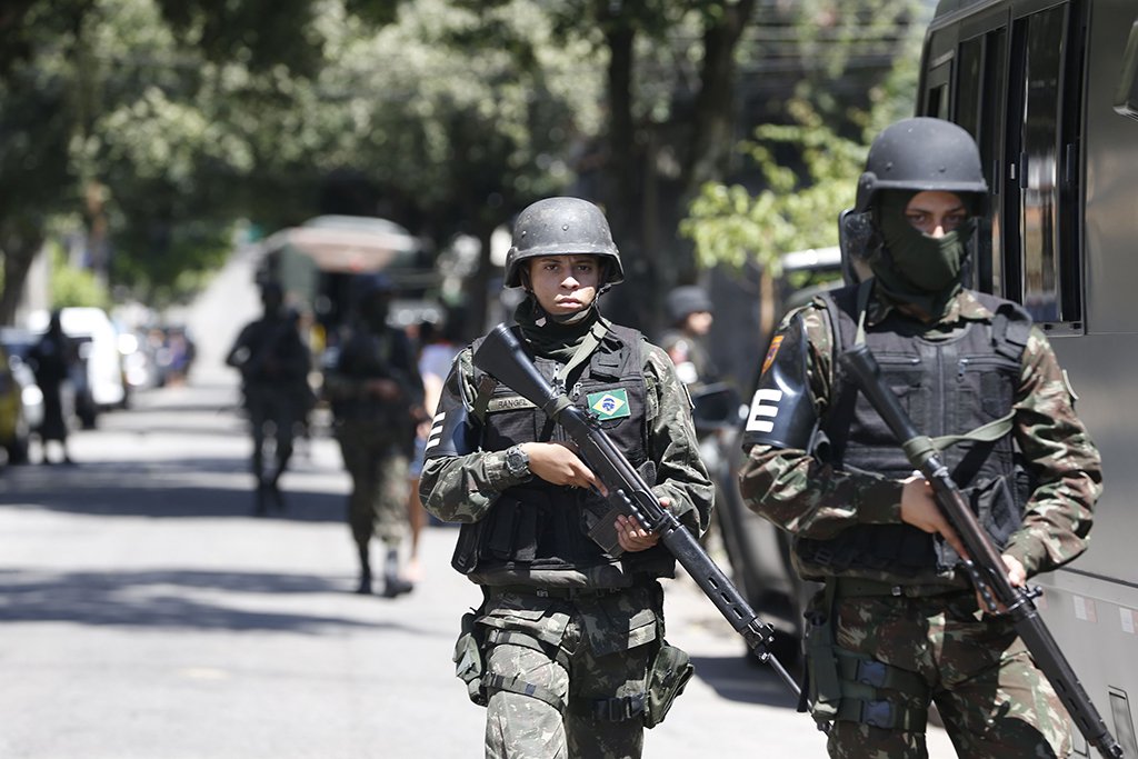 Rio de Janeiro - Operação feita pelas polícias Civil e Militar, com o apoio das Forças Armadas, da Força Nacional de Segurança e da Polícia Federal, no Morro dos Macacos, em Vila Isabel, zona norte do Rio. (Foto: Tânia Rêgo/Agência Brasil) (Foto: Durval Ângelo) Rio de Janeiro - Operação feita pelas polícias Civil e Militar, com o apoio das Forças Armadas, da Força Nacional de Segurança e da Polícia Federal, no Morro dos Macacos, em Vila Isabel, zona norte do Rio. (Foto: Tânia Rêgo/Agência Brasil)