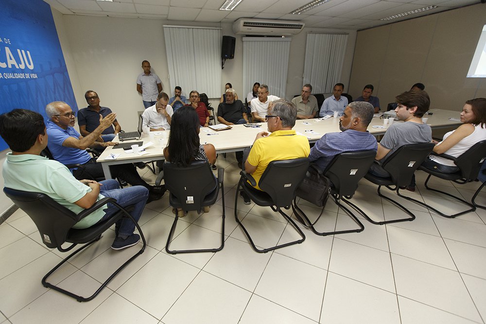 O prefeito de Aracaju, Edvaldo Nogueira (PCdoB) reuniu todo o secretariado na manhã deste sábado, 20, para discutir o andamento dos projetos prioritários da primeira etapa do Planejamento Estratégico de Aracaju, como o Aracaju Segura, o Plano Diretor e a digitalização de processos nas áreas de Saúde e Educação; no encontro, Edvaldo cobrou de seus auxiliares "foco total" no alcance das metas da administração (Foto: Charles Nisz) O prefeito de Aracaju, Edvaldo Nogueira (PCdoB) reuniu todo o secretariado na manhã deste sábado, 20, para discutir o andamento dos projetos prioritários da primeira etapa do Planejamento Estratégico de Aracaju, como o Aracaju Segura, o Plano Diretor e a digitalização de processos nas áreas de Saúde e Educação; no encontro, Edvaldo cobrou de seus auxiliares "foco total" no alcance das metas da administração