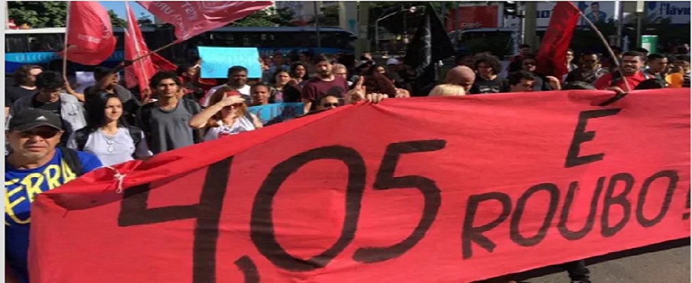Manifestantes, em sua maioria formada por estudantes, protestaram hoje de manhã contra o possível aumento no valor da passagem de ônibus; o protesto passou por ruas do centro da Capital e foi organizado para pressionar os integrantes da Câmara Deliberativa do Transporte Coletivo (CDTC), que tinha reunião agendada para hoje, mas depois foi cancelada; Movimento Contra Catraca, que lidera o ato, é contra o aumento proposto de R$ 0,35, que elevaria a atual de tarifa de R$ 3,70 para R$ 4,05 (Foto: José Barbacena) Manifestantes, em sua maioria formada por estudantes, protestaram hoje de manhã contra o possível aumento no valor da passagem de ônibus; o protesto passou por ruas do centro da Capital e foi organizado para pressionar os integrantes da Câmara Deliberativa do Transporte Coletivo (CDTC), que tinha reunião agendada para hoje, mas depois foi cancelada; Movimento Contra Catraca, que lidera o ato, é contra o aumento proposto de R$ 0,35, que elevaria a atual de tarifa de R$ 3,70 para R$ 4,05